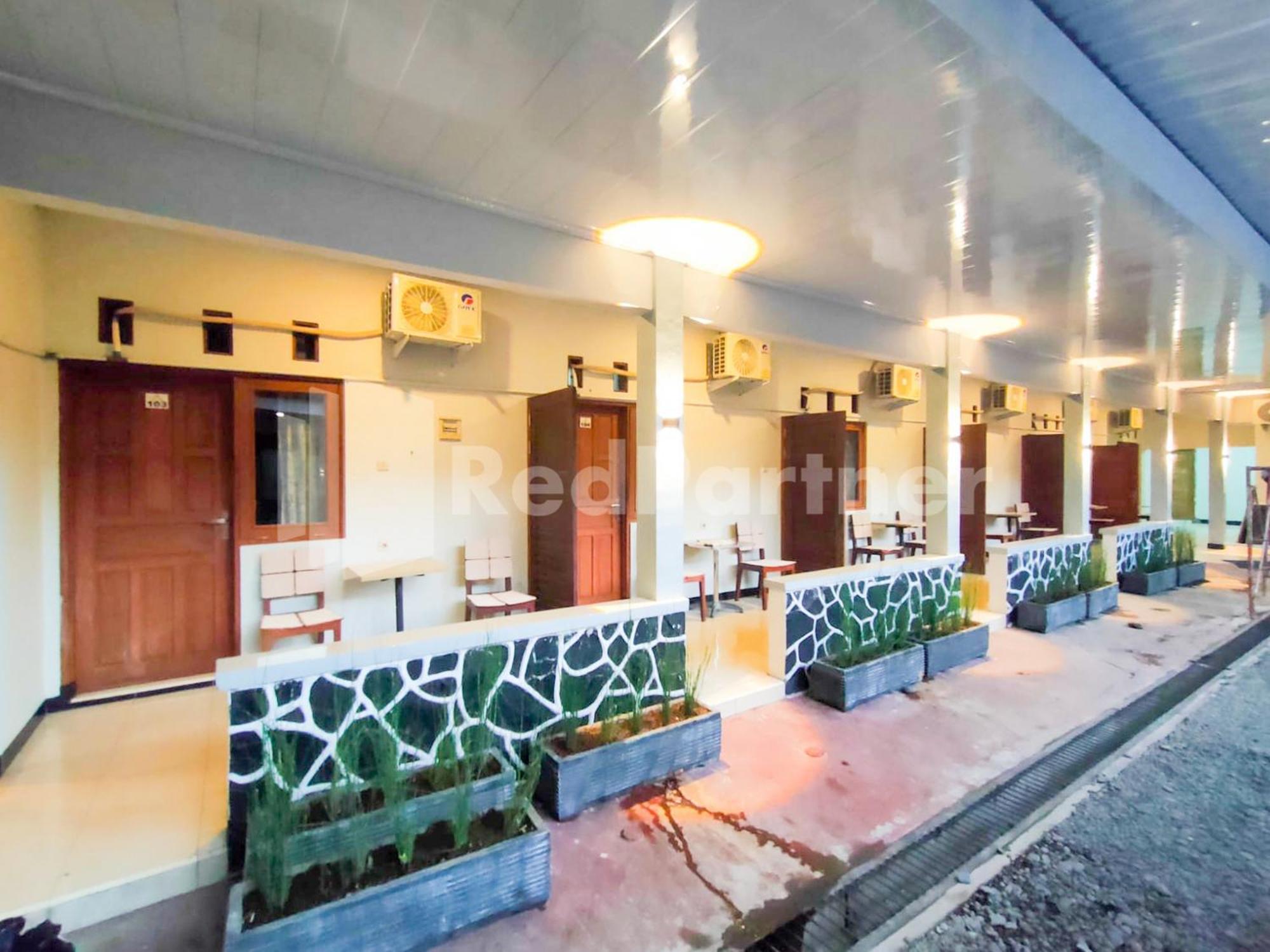 The Paragon Hotel Cilacap Redpartner Extérieur photo